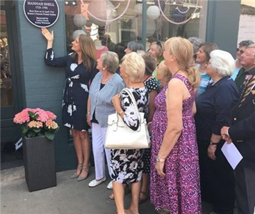 Amanda Houston, the great, great granddaughter of Hannah Snell & sponsor Crown Ladies Probus Group unveiling the blue plaque